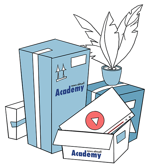Gestapelte und gepackte Umzugskartons, auf denen das Logo der news aktuell Academy zu sehen ist