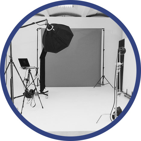 Ein Studio mit einem Greenscreen, Filmlicht und Notebook.