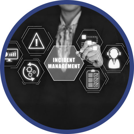 Eine Person, die mit einem Stift auf einen digitalen Bildschirm zeigt, auf dem das Wort 'Incident Management steht'