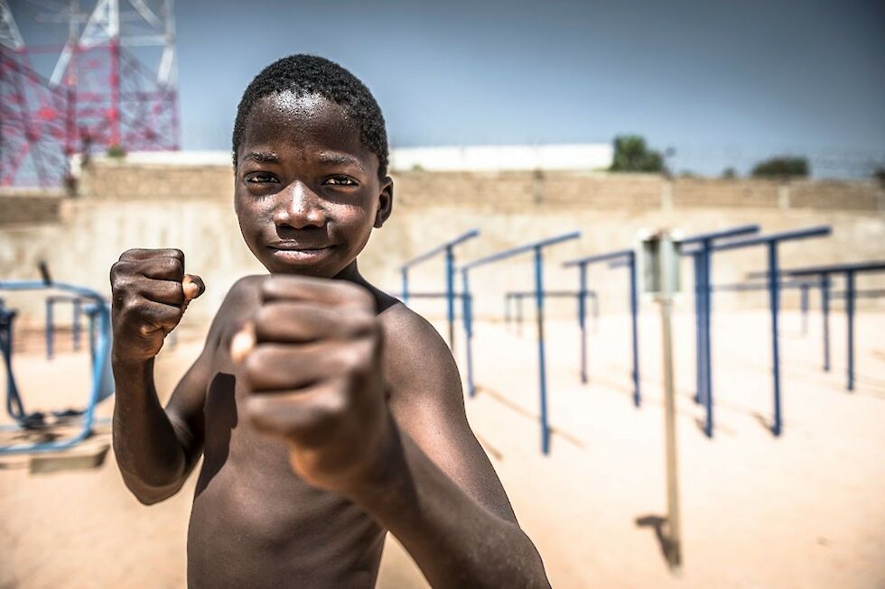 Malischer Junge beim Workout, Bamako, Mali, 2017. Foto: Johannes Müller