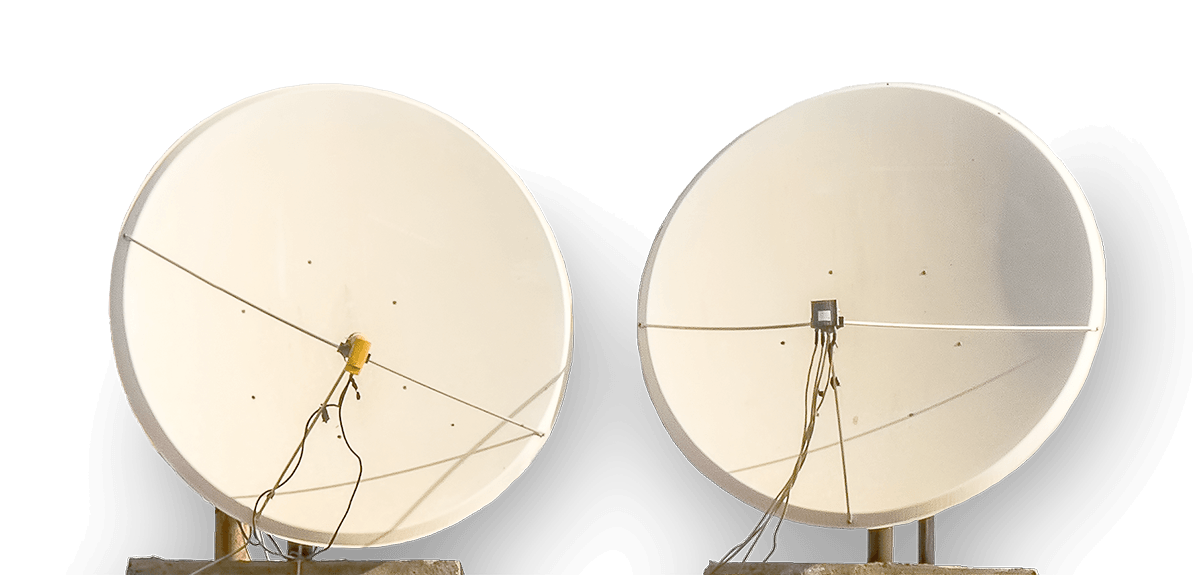 Zwei Satellitenschüsseln, die nebeneinander stehen.
