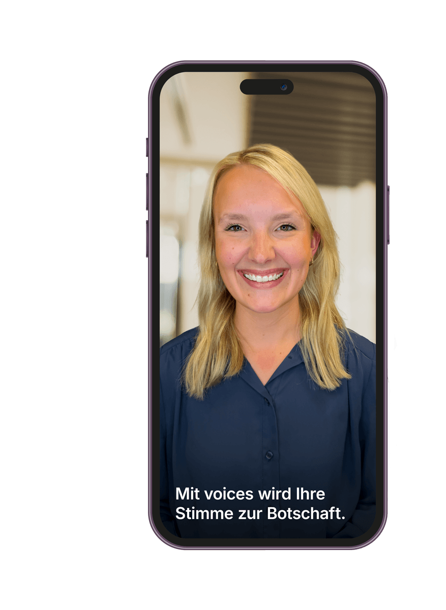 Ein Smartphone mit einem Bild, auf dem eine Frau in die Kamera lächelt.